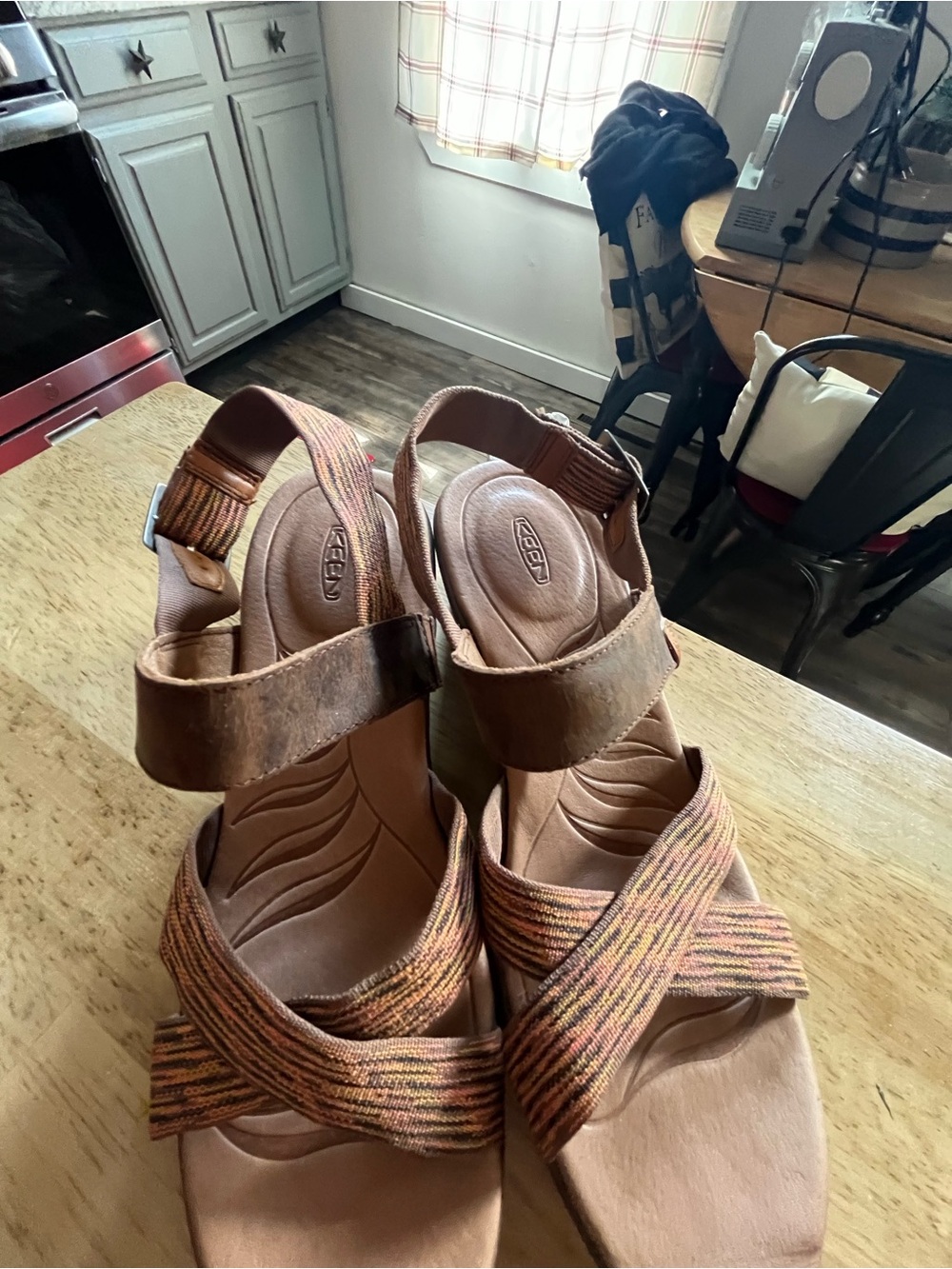 Keen Brown Strappy Wedge Sandals with Multitone Fabric.colors brown,pink,orange - Picture 4 of 8